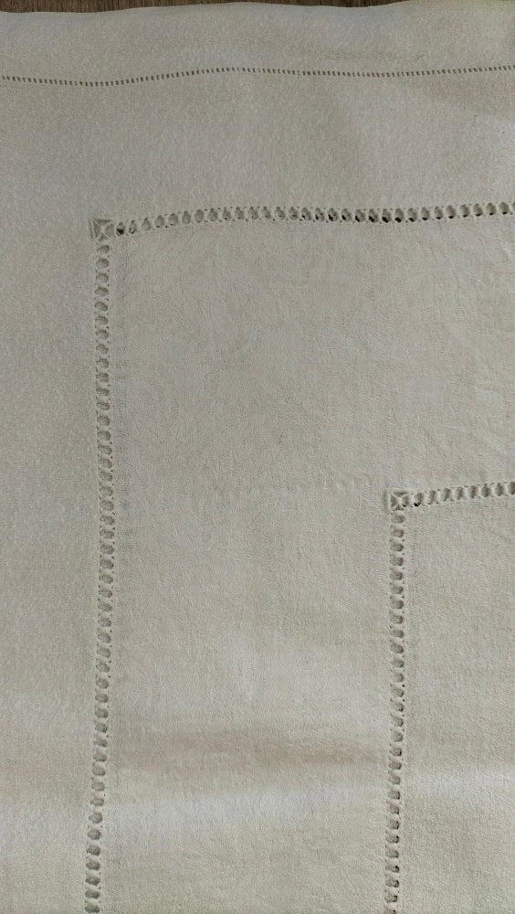 Nappe blanche damassée, jours échelle