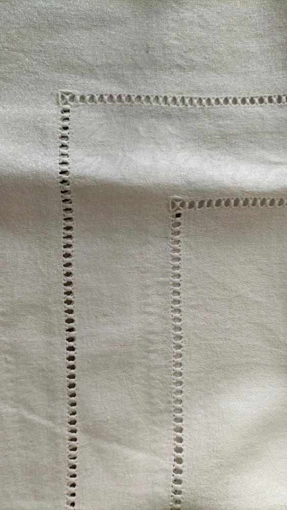 Nappe blanche damassée, jours échelle